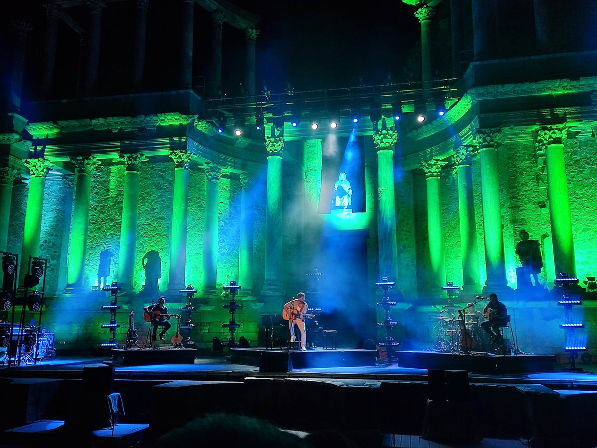 Pilarnl4's tweet photo. Son palabras para describir todo lo vivido ayer. Gracias @Anamaricarmo por tanto. Una vez más @pabloalboran uniste vida, reencuentros, familia... Que la música nos siga uniendo. Gracias @Loloalvarez911 @STONEandMUSIC https://t.co/pG71mr4fs4