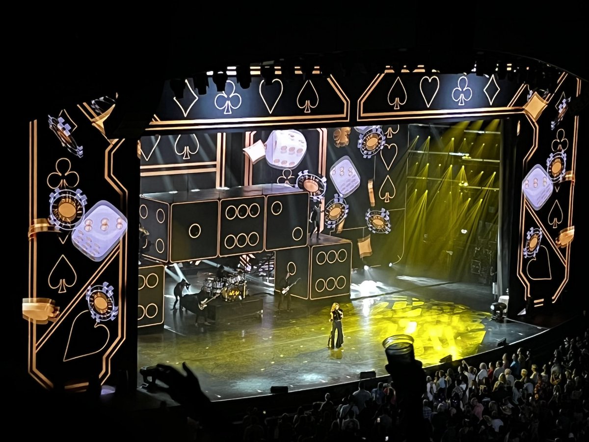 Shania Twain in Vegas tonight…Wow! What a show! #LetsGo <a href="/Zappos/">Zappos.com</a> <a href="/ShaniaTwain/">Shania Twain 💎💎💎</a>