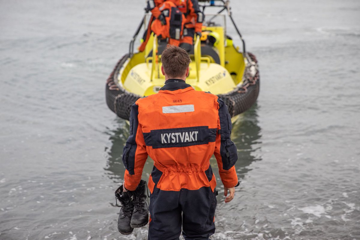 kystvakten's tweet photo. KV Andenes har bistått Norsk Polarinstitutt, Kystverket/Fyrtjenesten, Airlift, Kartverket, Meteorologisk institutt og Seatex rundt Svalbard med vedlikehold og etablering nye lykter/sjømerker og basestasjoner for AIS. Det også utført landmålinger og vedlikehold av installasjoner. https://t.co/R4Xf4G3arf
