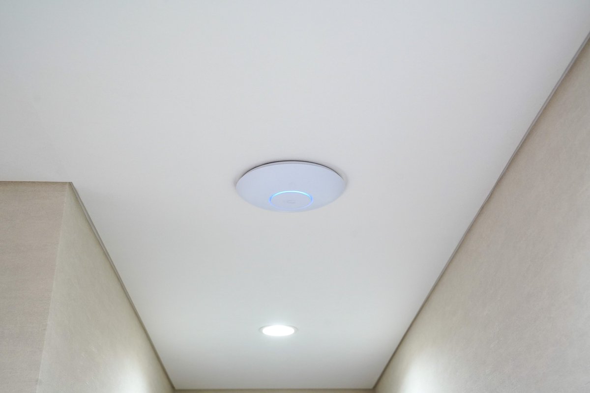 9m's tweet photo. Wi-Fi AP かなりいい感じに設置できて嬉しい #UniFi #SMACOYA https://t.co/Vl6XaiqPsr