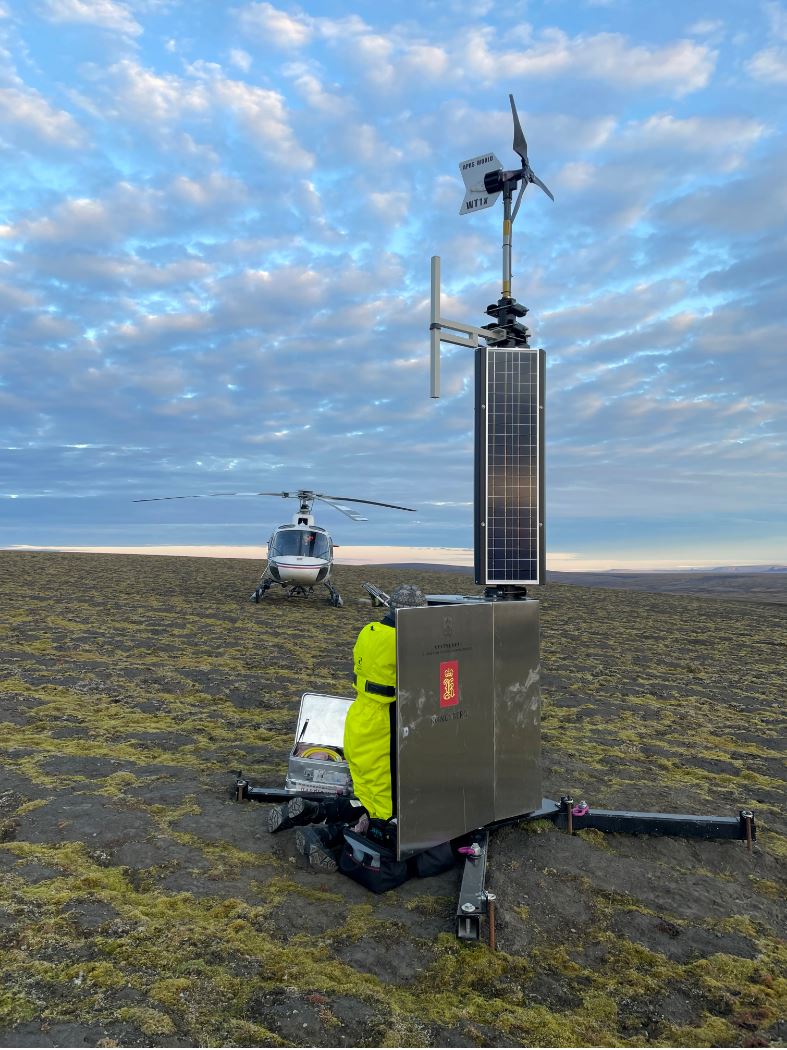 kystvakten's tweet photo. KV Andenes har bistått Norsk Polarinstitutt, Kystverket/Fyrtjenesten, Airlift, Kartverket, Meteorologisk institutt og Seatex rundt Svalbard med vedlikehold og etablering nye lykter/sjømerker og basestasjoner for AIS. Det også utført landmålinger og vedlikehold av installasjoner. https://t.co/R4Xf4G3arf