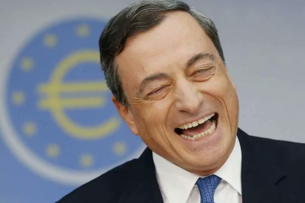 ProgressistaIMB's tweet photo. Dinanzi alla polemica crescente sul decreto pieni poteri, il Presidente del Consiglio #Draghi si lascia andare ad una sonora e incontrollata risata e confessa: "Sono 20 anni che li esercitiamo e ve ne accorgete solo ora"

#11settembre https://t.co/TAy0cCeEpN
