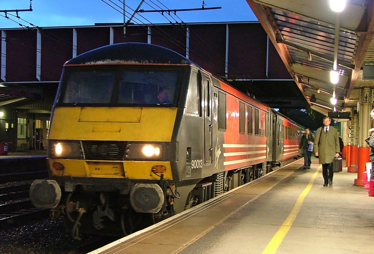 90013 Seen at Crewe, 10/05/2004. I think a full rake in Virgins colours looked the part, better than some of the drab liveries of today. #SkodaSunday #VirginTrains #Crewe