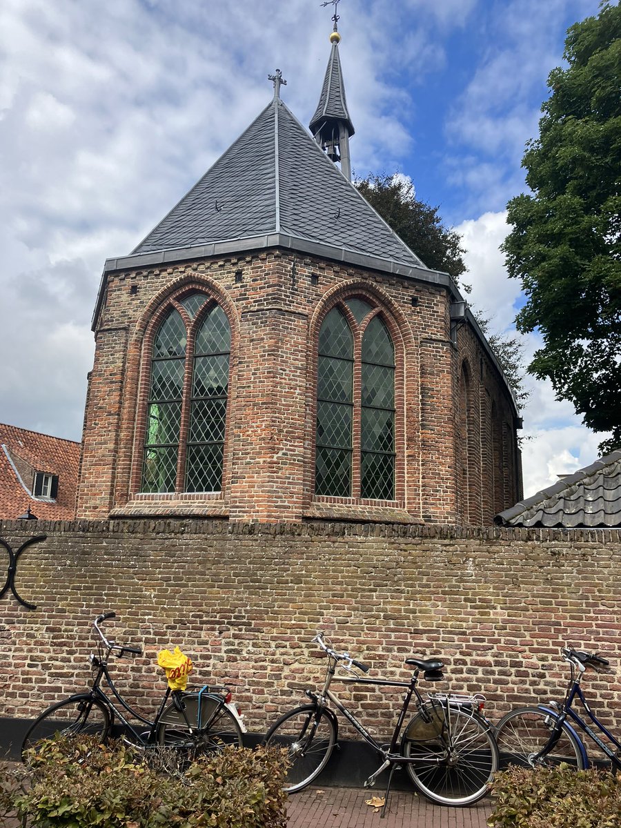 armendepoth's tweet photo. Smullen voor het goede doel! Het verrukkelijke Pothbrood, gebakken door Sjouke Boersma en zijn team, is nog verkrijgbaar tussen 11.00 en 14.00 uur in de St. Rochuskapel van hofje De Armen de Poth. #openMonumentenDag #Amersfoort https://t.co/CUxasSKyGg