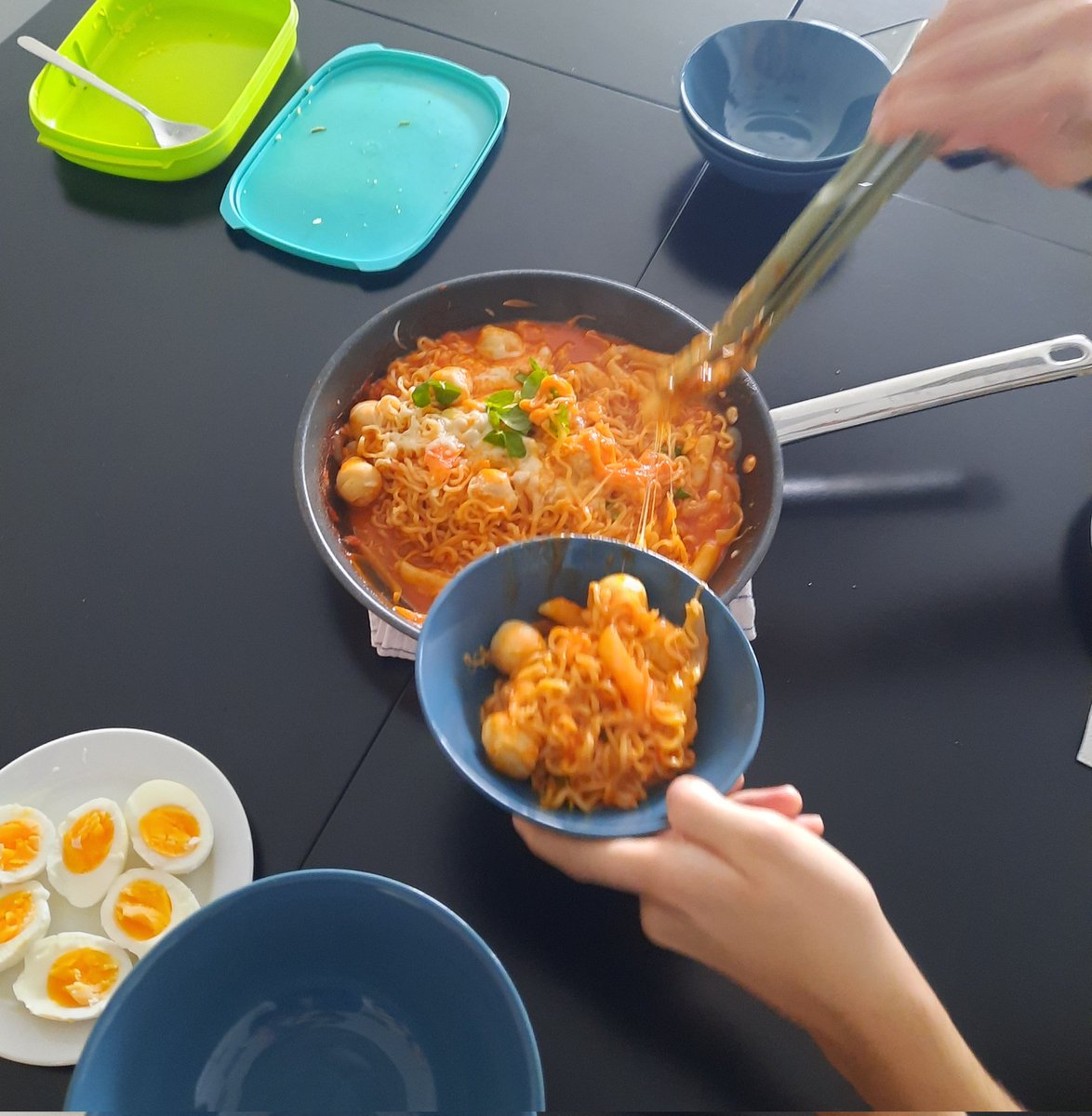 KhsFiona's tweet photo. Thank you @perssonlab1 for making me feel so welcome in the lab this week! Somehow got to make teokkbokki for the group and it was so fun 😆 excited to see the CoMPP results for Marchantia too of course! https://t.co/rSEBljzMcx