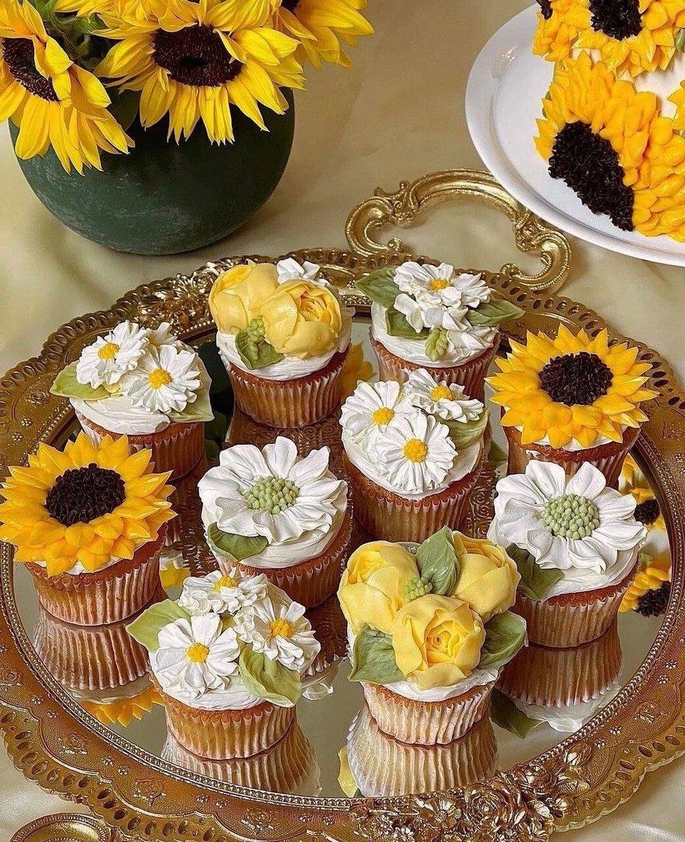 sunflower cupcakes.