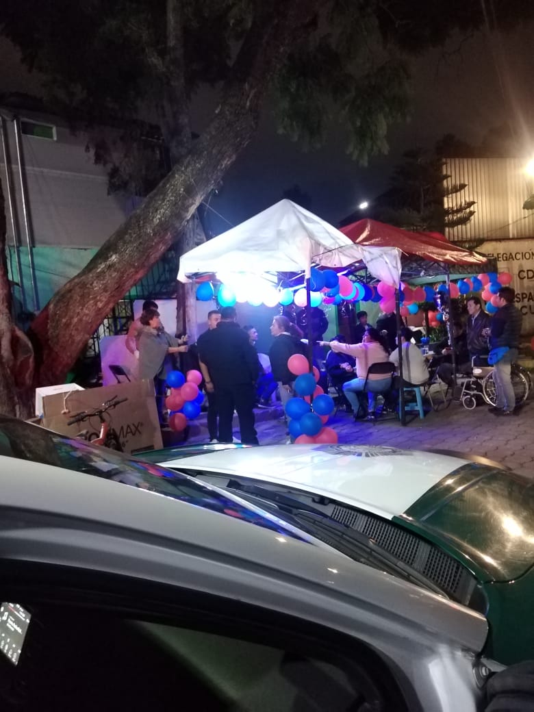 coloniaAtlantid's tweet photo. Urge apoyo personas toman calle privada Jardín frente #14 col Atlántida @AlcaldiaCoy embriagandose en vía pública obstruyen calle música muy fuerte se confrontan con vecinos policías dicen que no hacen caso mandé refuerzos @OHarfuch @SSC_CDMX @PAOTmx es un #caos https://t.co/IS51CgCs2F
