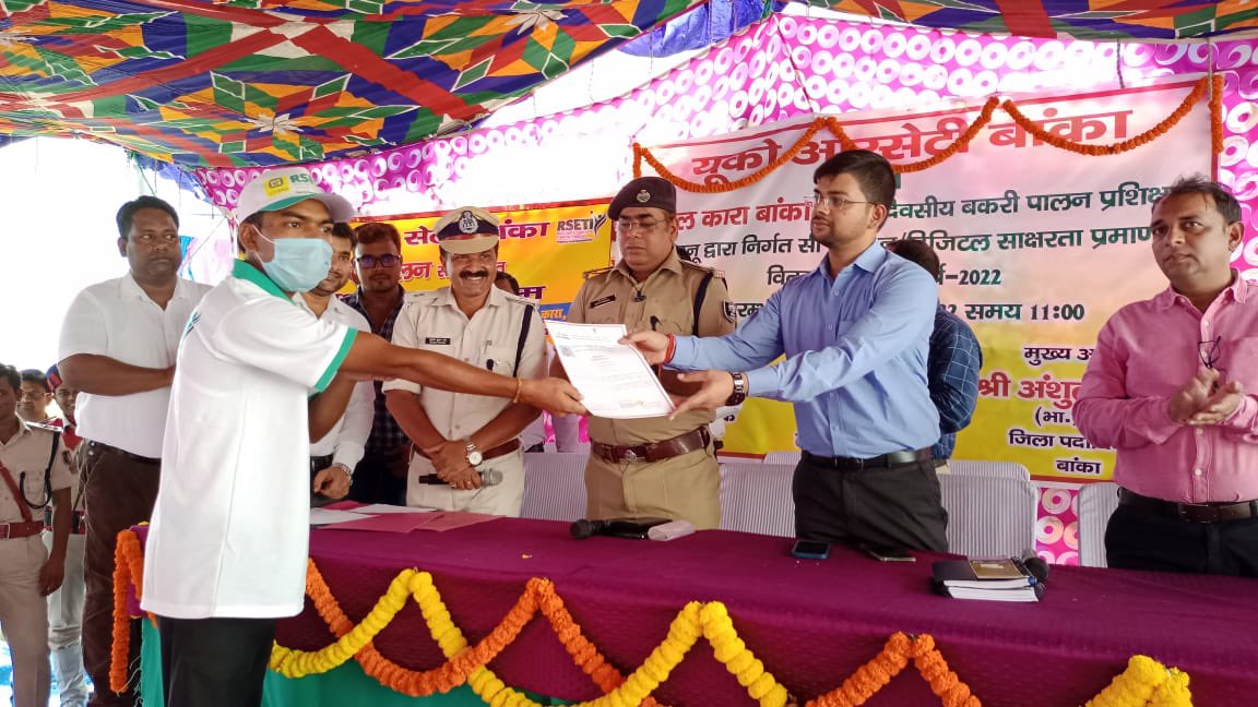 BiharCsc's tweet photo. The certificate of PMGDISHA was distributed to the prisoners by the District Magistrate of Banka in Banka Mandal Kara. https://t.co/0qcoxnkSGn