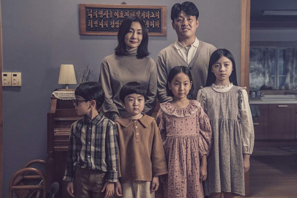 Sepasang suami isteri memutuskan untuk mengambil anak angkat selepas kehilangan anak semasa kemalangan. Mereka mengambil seorang budak lelaki yang terjejas penglihatanya. Saat budak itu sampai dirumah mereka, dia menyedari bahawa terdapat kehadiran lain di dalam rumah itu...