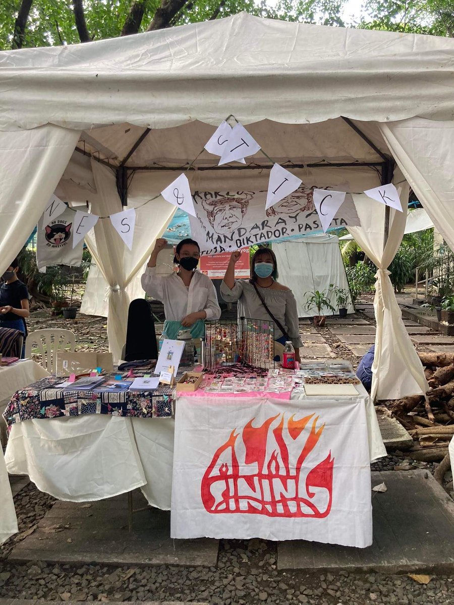 AlaySiningKAL's tweet photo. Nandito kami sa Bantayog ng Bayani hanggang 5PM para sa #GGSSG20222 ng Gantala Press!🤩

Maaring makabili ng mga zines, stickers, at iba pang hand-made accessories! 🌈🎨

#GGSSG
#RejectMarcosDuterte
#ArtistsFightBack https://t.co/Y1h2gRs9Sf