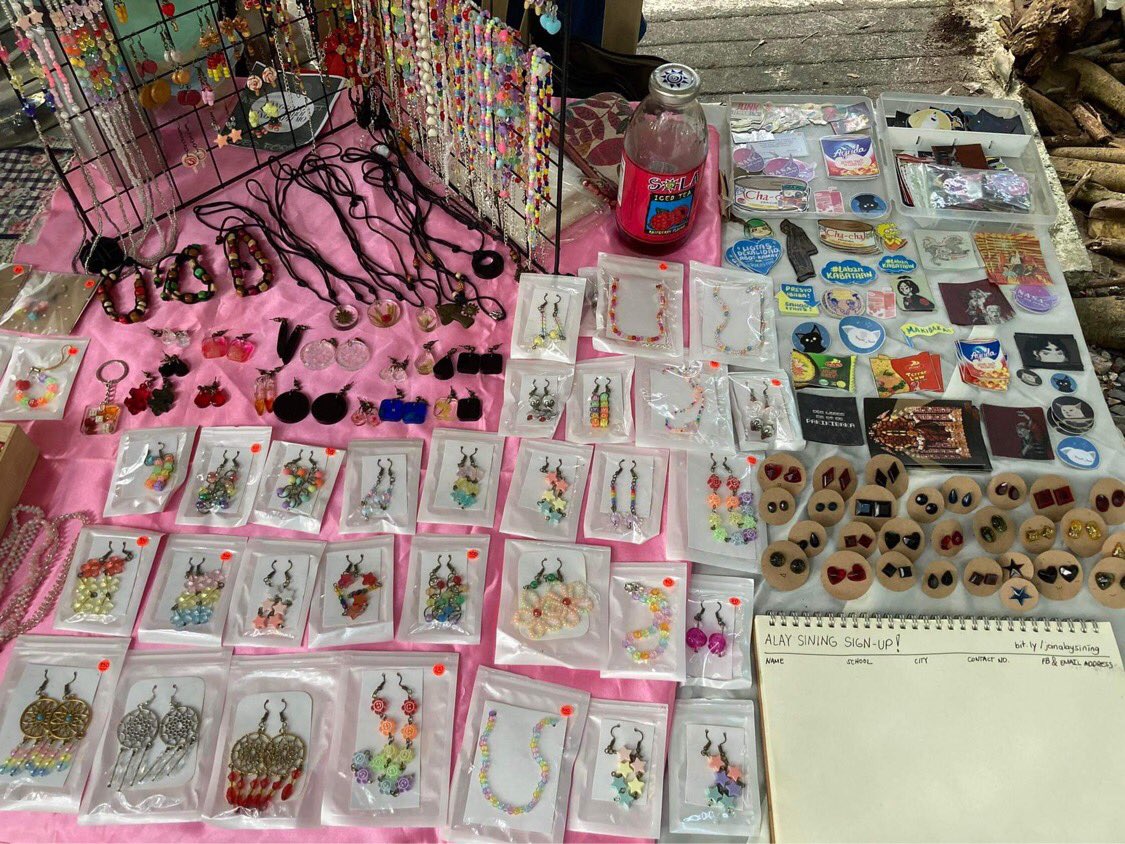 AlaySiningKAL's tweet photo. Nandito kami sa Bantayog ng Bayani hanggang 5PM para sa #GGSSG20222 ng Gantala Press!🤩

Maaring makabili ng mga zines, stickers, at iba pang hand-made accessories! 🌈🎨

#GGSSG
#RejectMarcosDuterte
#ArtistsFightBack https://t.co/Y1h2gRs9Sf