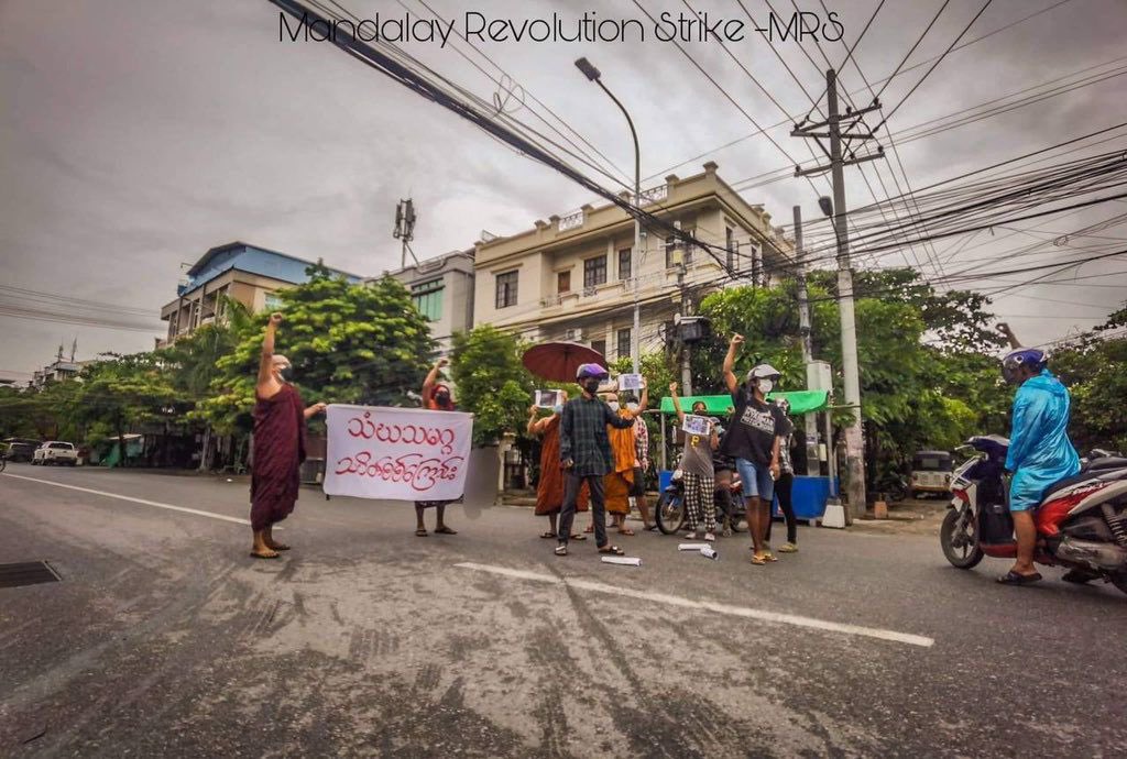 TTFR__Myanmar's tweet photo. Mandalay’s Revolutionary Alliance Strike marched and chanted revolutionary slogans to overthrow the military dictatorship and to overturn the age of fear.   #2022Sept11Coup #AcceptNUGRejectMilitary #WhatsHappeningInMyanmar https://t.co/DxVAz5ceSM