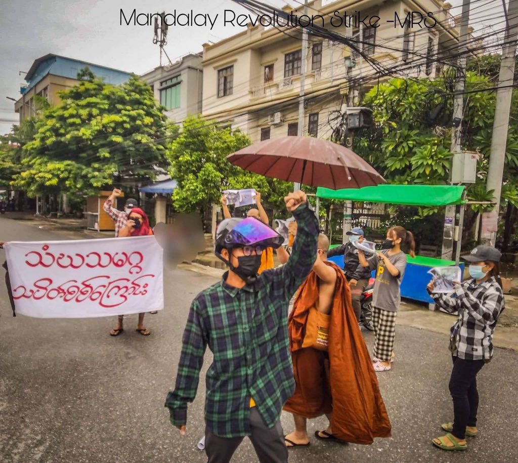 TTFR__Myanmar's tweet photo. Mandalay’s Revolutionary Alliance Strike marched and chanted revolutionary slogans to overthrow the military dictatorship and to overturn the age of fear.   #2022Sept11Coup #AcceptNUGRejectMilitary #WhatsHappeningInMyanmar https://t.co/DxVAz5ceSM