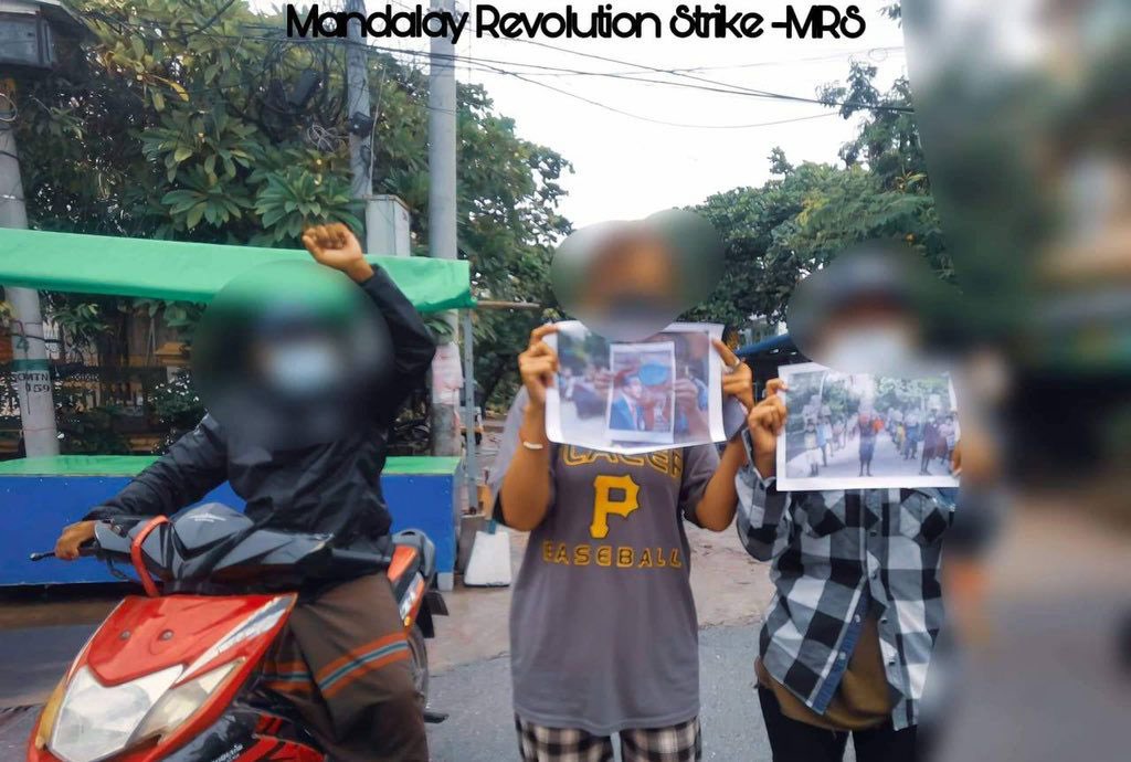 TTFR__Myanmar's tweet photo. Mandalay’s Revolutionary Alliance Strike marched and chanted revolutionary slogans to overthrow the military dictatorship and to overturn the age of fear.   #2022Sept11Coup #AcceptNUGRejectMilitary #WhatsHappeningInMyanmar https://t.co/DxVAz5ceSM