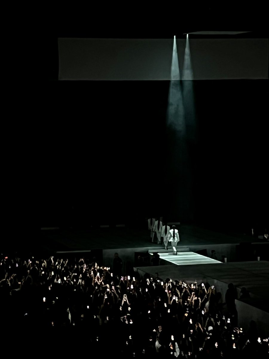 g0ld_asf's tweet photo. When they played family ties (,:  #TheBigSteppersTour https://t.co/ZWMDwEWj5y
