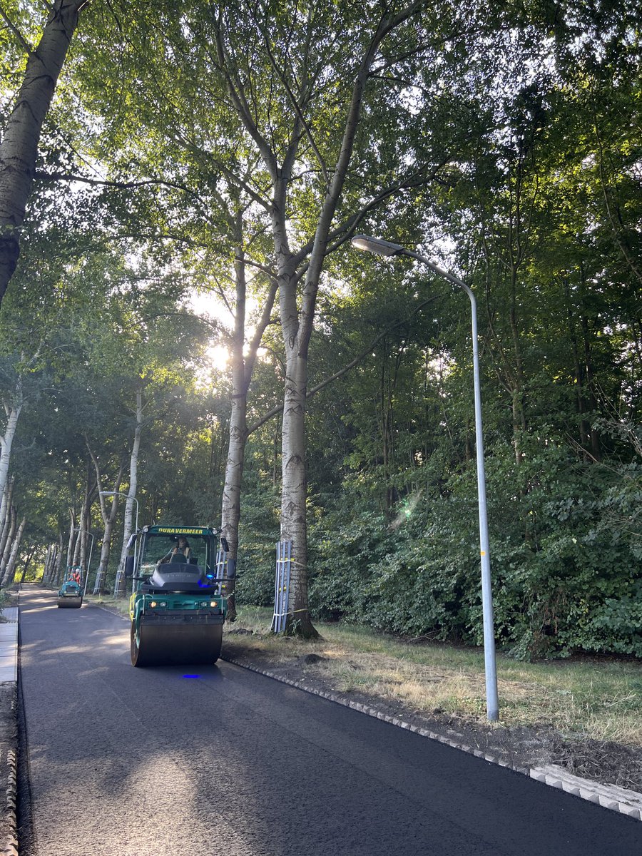 100% circulair asfalt voor gemeente ⁦<a href="/almere/">almere</a>⁩ op industrieterrein “De Vaart” met #Roof2Road ⁦<a href="/DuraVermeer/">Dura Vermeer</a>⁩. 

Dit duurzame asfalt is bovendien mooier te walsen (iets stijver)