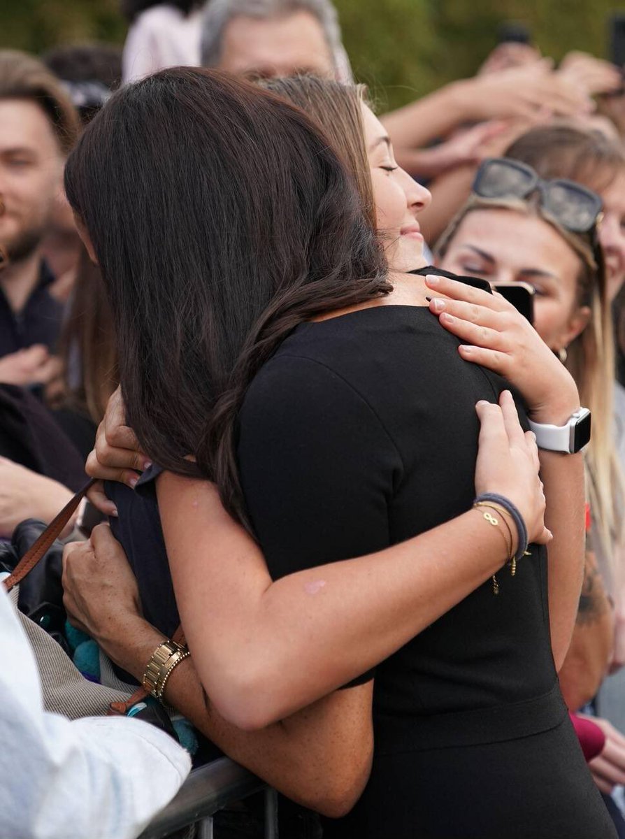 Sophia__227's tweet photo. “I wanted to show her that she’s welcome” - 
una ragazza di 14 anni che ieri attraverso quest’abbraccio a meghan markle ha dato una lezione al mondo intero https://t.co/15gjGWIBvs