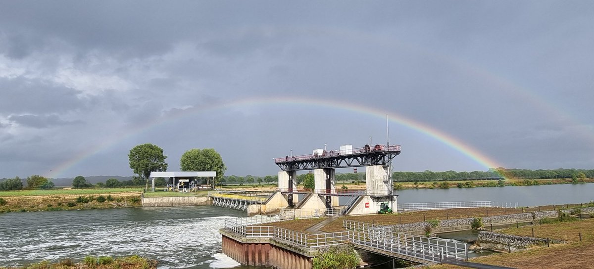 johan_klos's tweet photo. Goedemorgen mijn mooie #regenboog van afgelopen #vrijdagmiddag bij #sambeek op de #Maas #weerfoto 🙋🙋 https://t.co/jOsNXG6Nlt