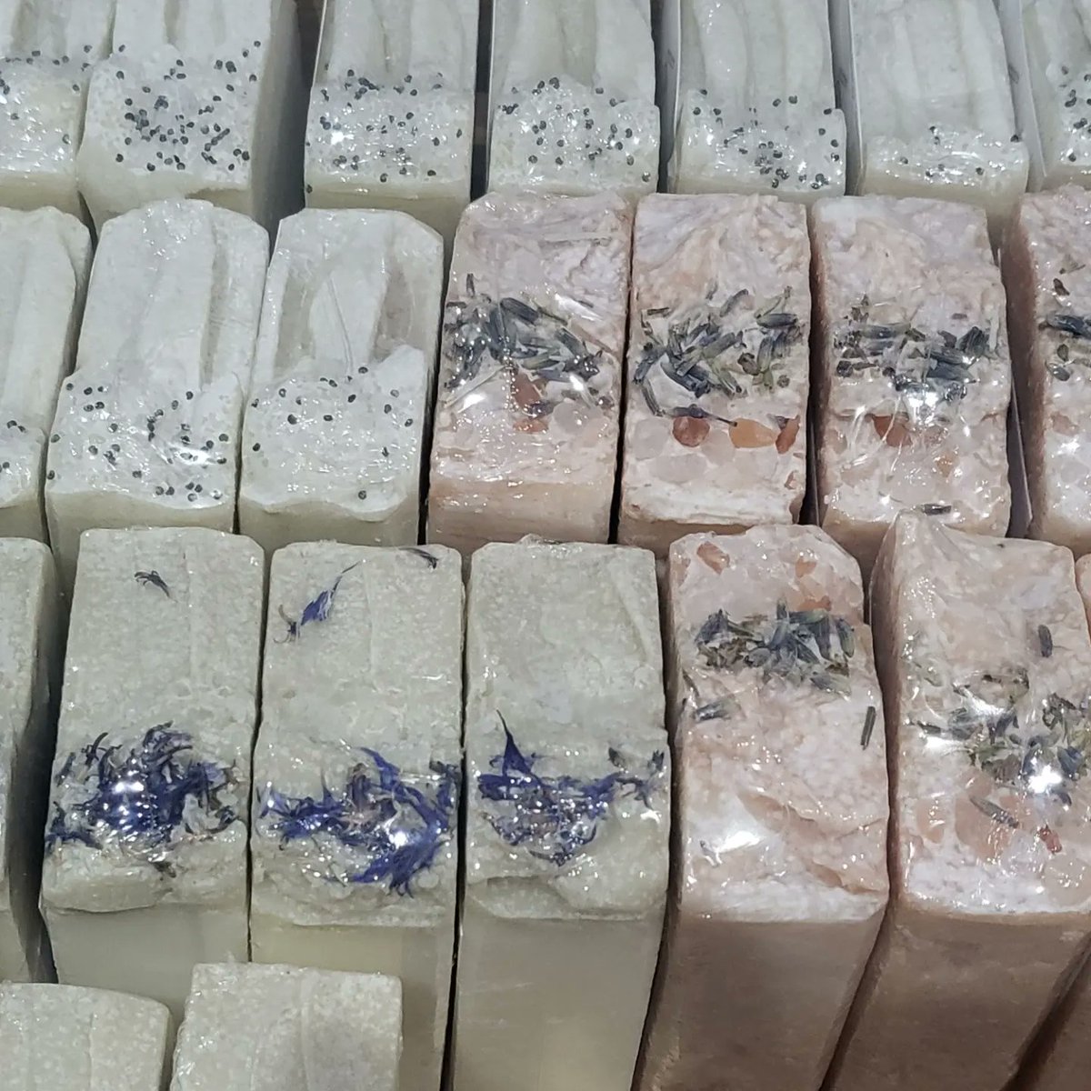 VerdantSoapery's tweet photo. New product alert!! 😃🎉
Coconut oil, olive oil, castor oil & sea salt or pink Himalayan salt naturally coloured with clays/charcoal- scented with essential oils 🥥🫒
These bars are wonderful for exfoliating & create luscious lather perfect for shaving!
#saltbar #handmade soap https://t.co/2mQoaEPh7A