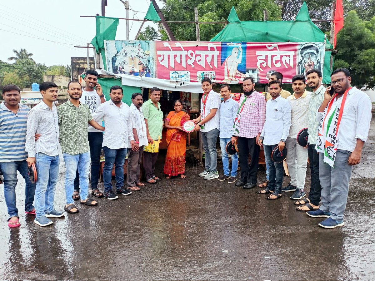 SanketRModi's tweet photo. आज अंबाजोगाई शहरातील वार्ड क्र.1 मध्ये राष्ट्रवादी आपल्या दारी अभियाना अंतर्गत घड्याळाचे वाटप केले.

यावेळी प्रभागातील ज्येष्ठ नागरिक महिला व युवकांकडून उत्स्फूर्त प्रतिसाद मिळाला.

@dhananjay_munde 
#SanketRModi #Ambajogai #NCP https://t.co/aififccSfg