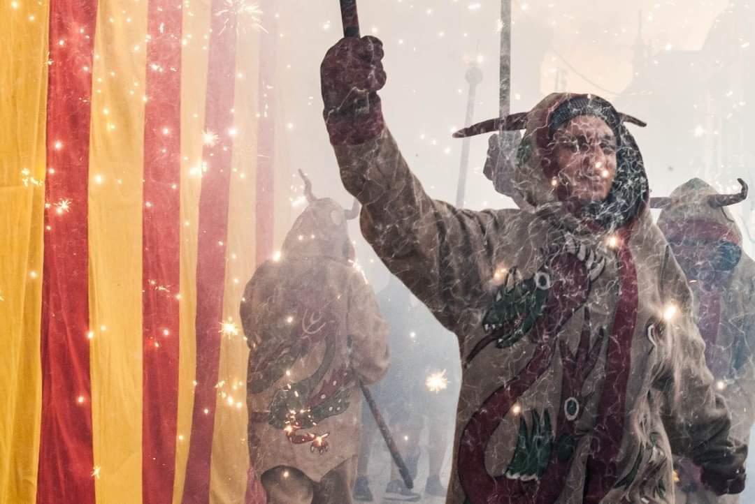 "Tenim a penes el que tenim i prou: l’espai d’història concreta que ens pertoca, i un minúscul territori per viure-la. Posem-nos dempeus altra vegada i que se senti la veu de tots solemnement i clara."

Miquel Martí i Pol
Ara mateix (1982)

Feliç Diada Nacional de Catalunya