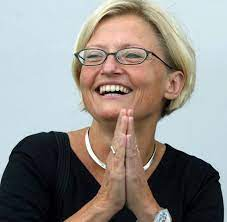 Årets valdag infaller på dagen 19 år efter det att utrikesminister Anna Lindh avled till följd av knivattack. Skydda och vårda demokratin.