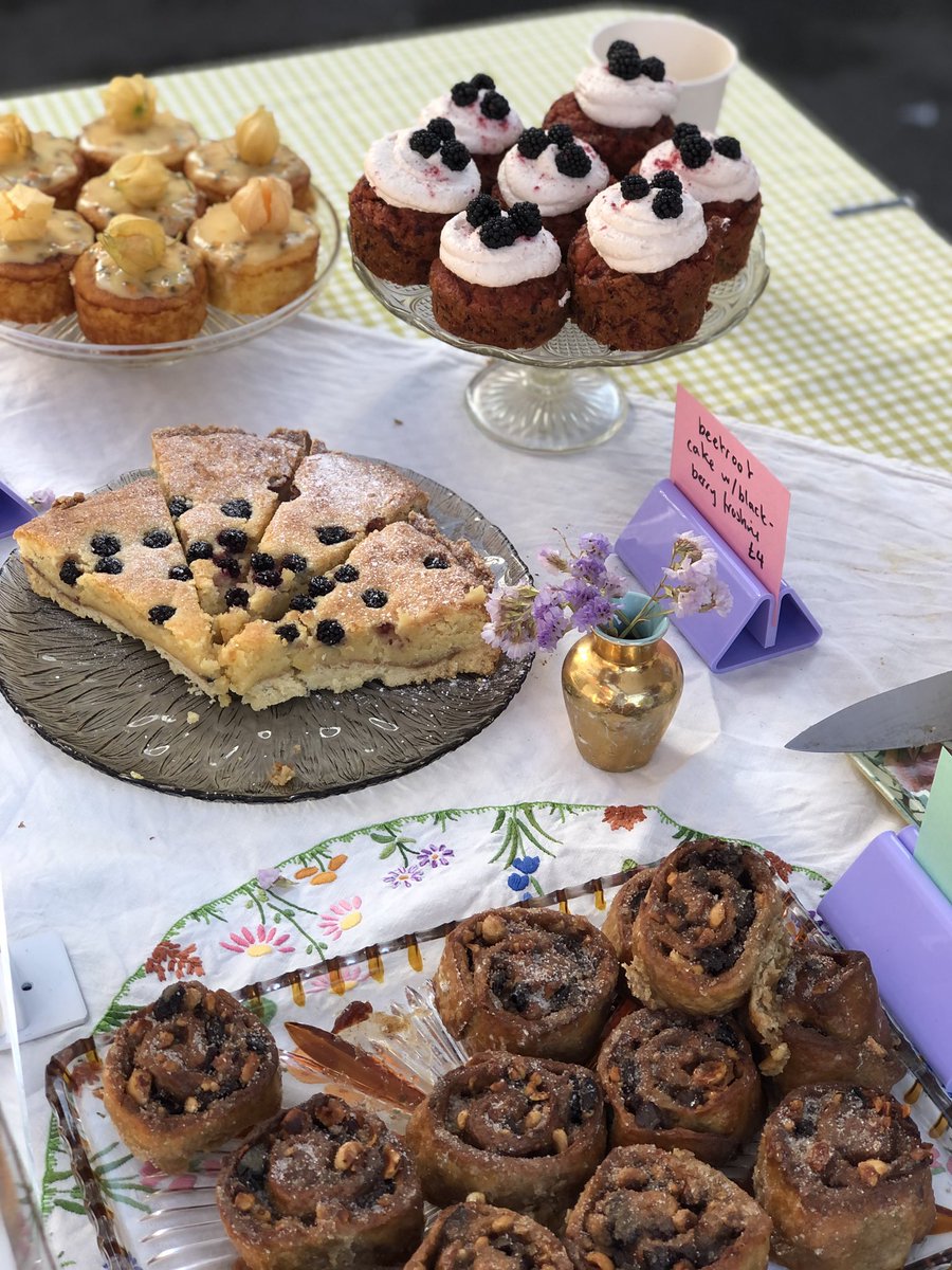 2/2 Luckily she did attend the market as otherwise 1) all of this stunning #local produce would have gone to #waste and 2) it meant I got to sample some! 😋 #Dorset #BabsCakes #Bridport #market #trader
