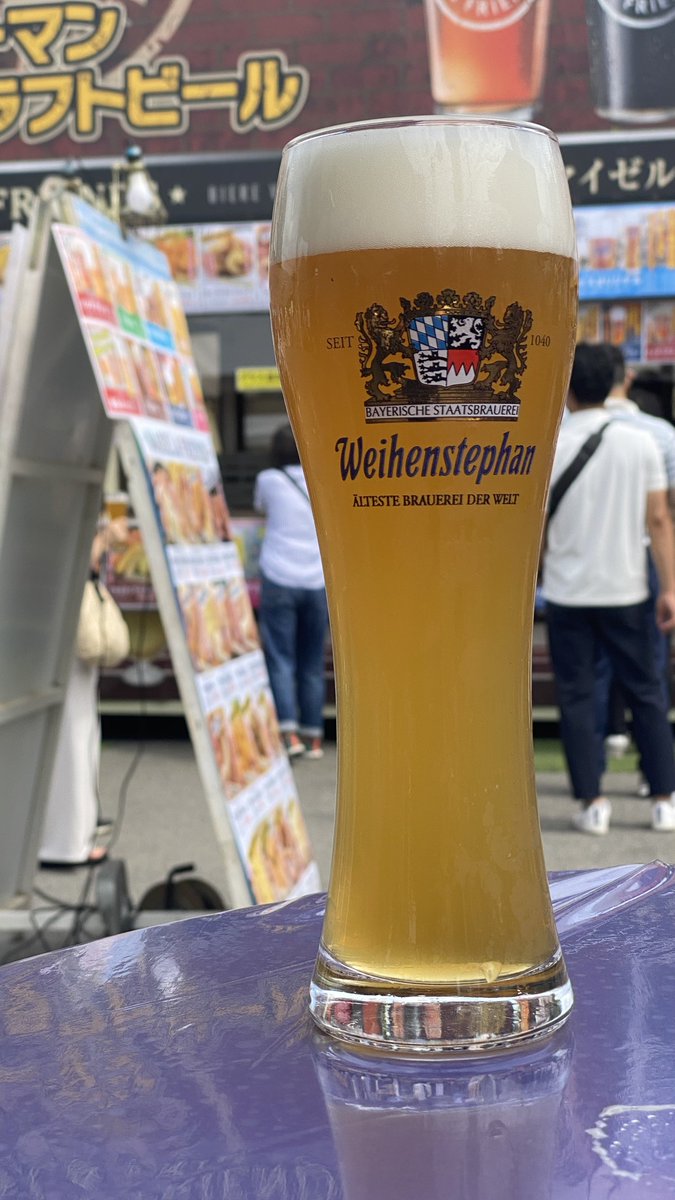 arisaan12's tweet photo. #てんしばオクトーバーフェスト
#ビール
#天王寺
#阿倍野
公園通ったらビールフェスやってた
ヴァイエンステファン
ヘフヴァイス 
1,600円500ml
世界最古と言われる醸造所
香りが高くほんのり甘い
苦味���無しで飲みやすいビール

昼から美味しかったー
ちと高いけど場所代かな https://t.co/tKhfw3v5Zb