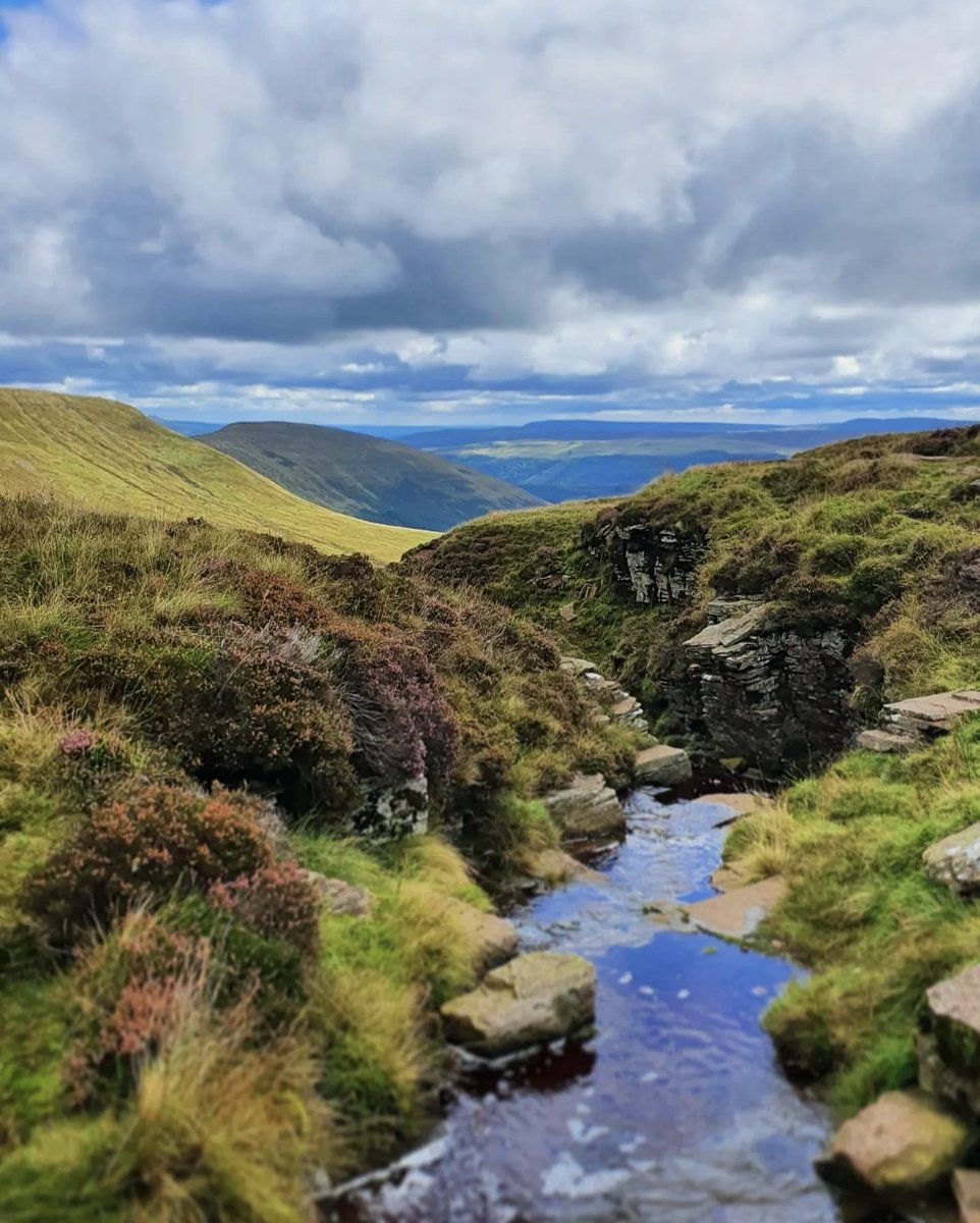 shadowrunnerdan's tweet photo. Brecon Beacons in South Wales 🗻

#hills #walesadventure #breconbeacons #nature #waterfall #countryside #naturephotography #photography #photooftheday #photographylovers #wildlife #adventure #journey #trailrunning #travelphotography #running https://t.co/oc8SFLKPp7