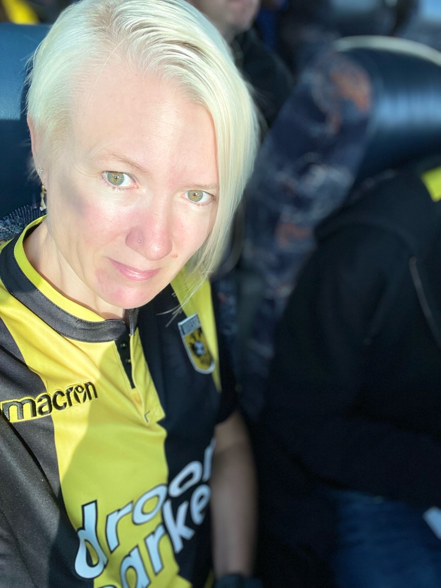 MrsVanNek's tweet photo. Terwijl het gros al aan het bier zit probeer ik wakker te worden. #fcuVIT https://t.co/Z8hNq4f61V