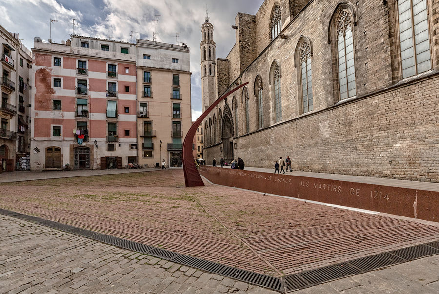 AdriaTerolH's tweet image. Avui es commemoren els lluitadors que van morir defensant Barcelona davant les tropes de Felip V. El punt d trobada és el #FossardelesMoreres, antic cementiri parroquial de Santa Maria del Mar i sepultura d molts dels morts en combat.
Fil🧵

#DiadaNacionaldeCatalunya #diada #11S