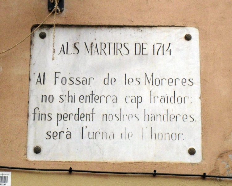 AdriaTerolH's tweet image. Avui es commemoren els lluitadors que van morir defensant Barcelona davant les tropes de Felip V. El punt d trobada és el #FossardelesMoreres, antic cementiri parroquial de Santa Maria del Mar i sepultura d molts dels morts en combat.
Fil🧵

#DiadaNacionaldeCatalunya #diada #11S