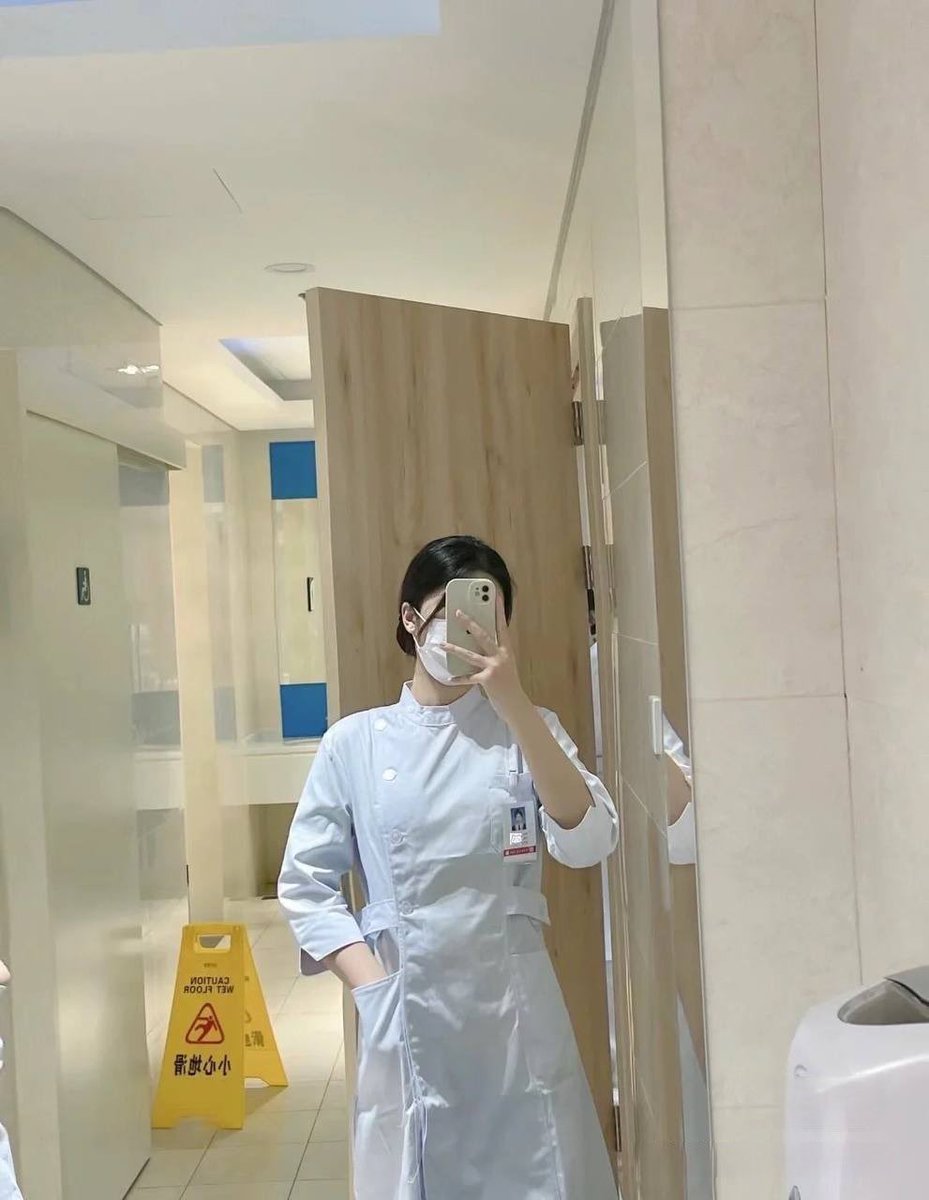 xinran0393's tweet photo. 我也是打工的，不是服务员，希望你们对我好点，好歹我也是个大美女，而且还会很多姿势 https://t.co/dGNeiQ93VB