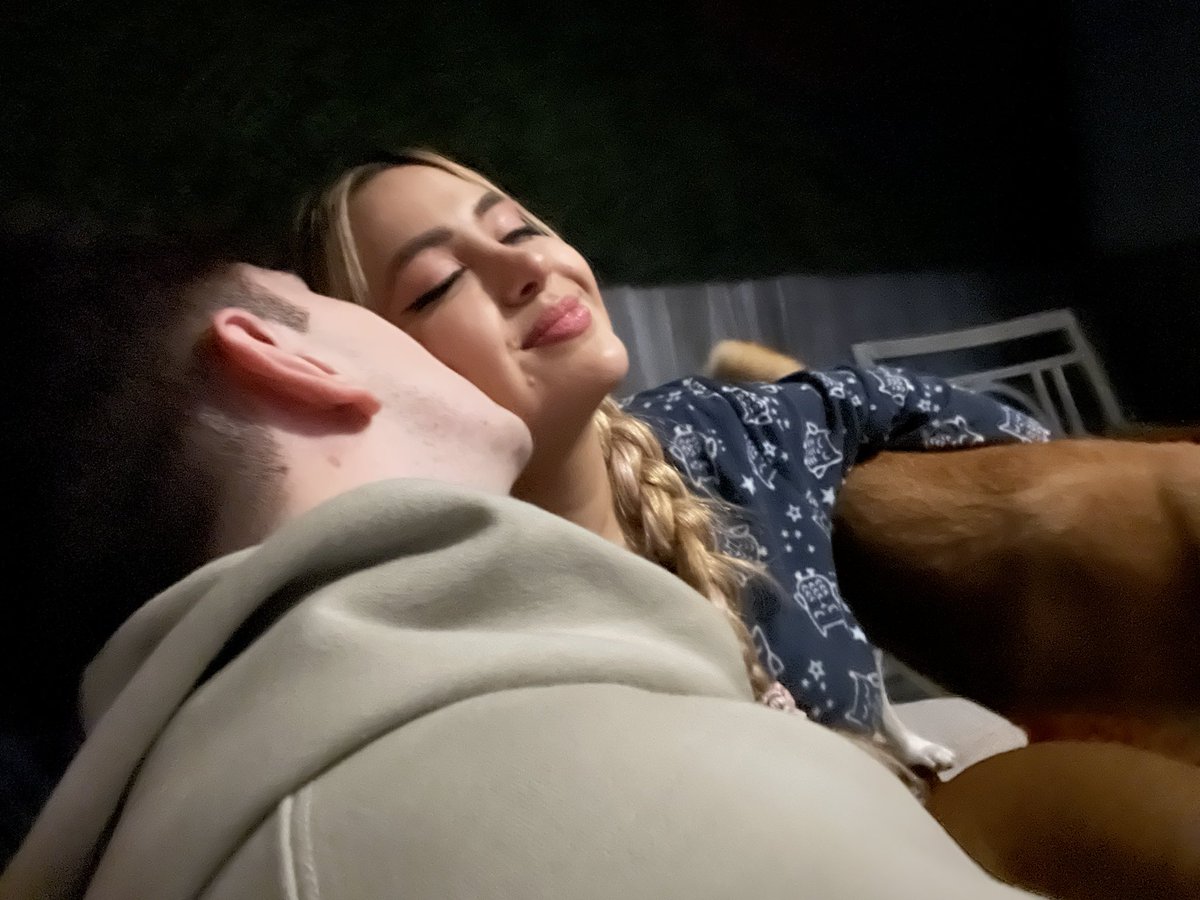 arigameplays's tweet image. 👩🏼‍🤝‍👨🏻🐕🐕