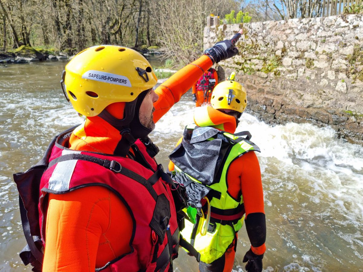 SecCivileFrance's tweet photo. #LeSaviezVous Ils sont 6 258 sapeurs-pompiers à être spécialistes du sauvetage aquatique #SAV. 
🤿 Pour vous porter #secours, ils peuvent intervenir en mer, rivière ou encore sur les lacs ! 
🌊 Restez prudents lors de vos baignades, ne surestimez pas votre force physique. https://t.co/zeauSq6LJx