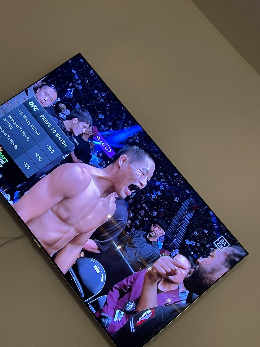 MenzerBrothers's tweet photo. Noch drei Spannende Kämpfe vor uns! Die ersten beiden waren ja schon der Hammer. 🔥🔥🔥 Die MenzerBrothers sind an diesem Sonntagmorgen auch am Start. 💪😆
#DAZNfightclub #dazn https://t.co/NvMWKdMJhb