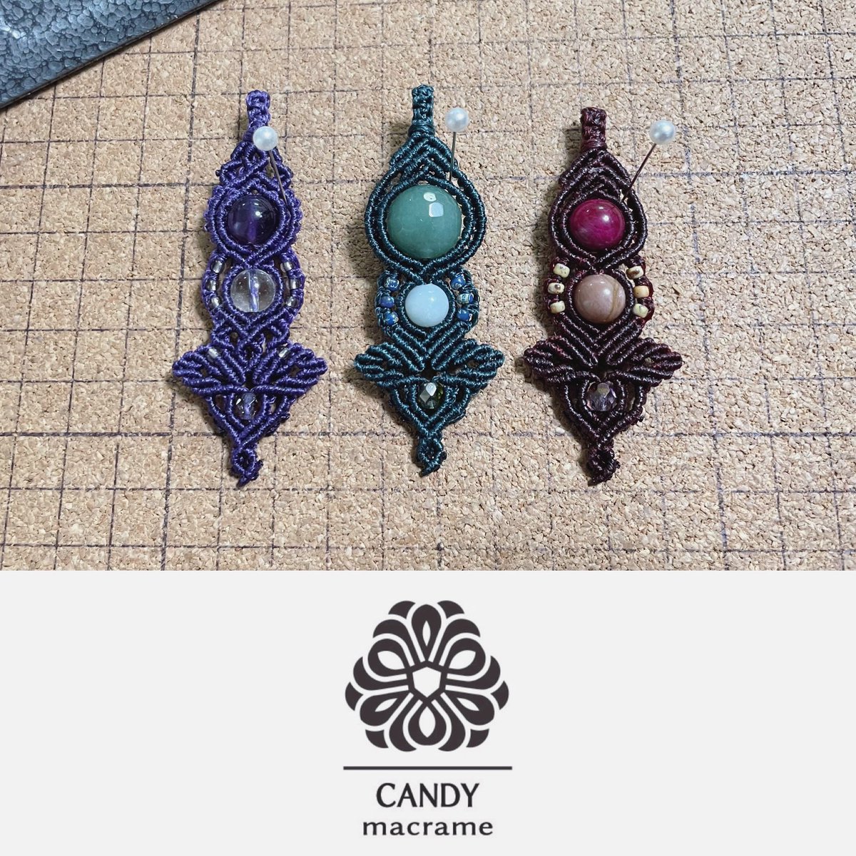 candy_macrame's tweet photo. キャンディマクラメペンダントトップ試作品☆平織1㎜ワックスコードにも慣れてきました。約縦7㎝、横3㎝弱。
右2つのデザインはモダンな感じ。
1番左のは少しヴィクトリアン風味?😊
#macrame #macramependant #マクラメ #マクラメペンダント #マクラメアクセサリー #beads #天然石 #candymacrame https://t.co/fHigHZfyIx