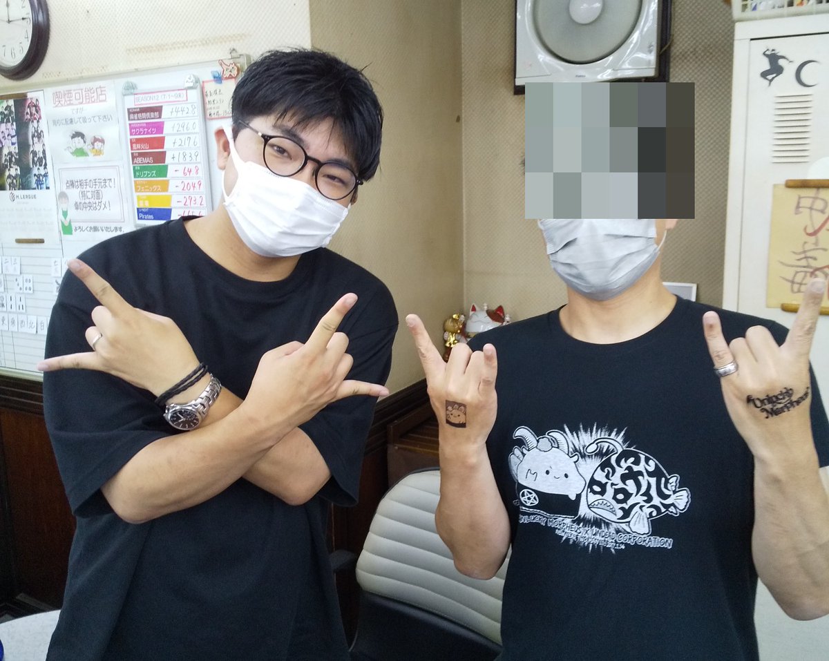 shinemon0704's tweet photo. 内川Pと森井監督にサインと写真をもらった🤘🤘
#内川幸太郎 @kotarouchikawa
#マエストロ
#森井巧
#巧みに
#しおざき忍 @siosio38
#UnluckyMorpheus @ankimo_official
#あんきも
#MRevolution
#MAnthem
#麻雀ふぁーすとりばー @firstriver8039 https://t.co/0GzPz6tkAa