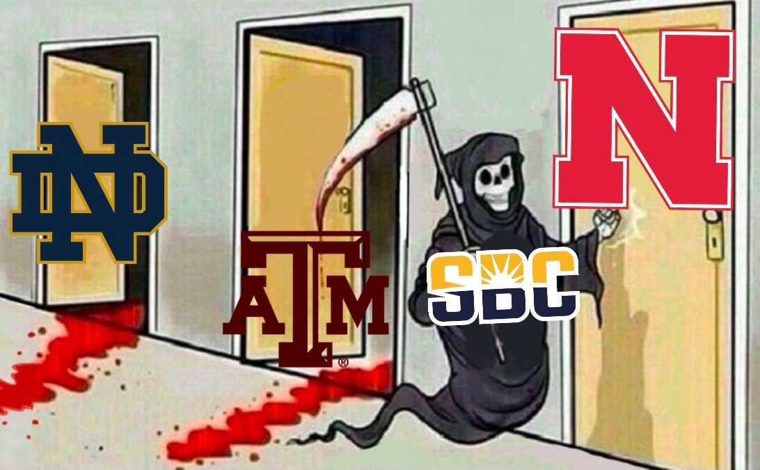 BleacherReport's tweet photo. 👀 Marshall upsets No. 8 Notre Dame 26-21
👀 App state upsets No. 6 Texas A&amp;M 17-14
👀 Georgia Southern up 45-42 IN Nebraska with :20 seconds left 

No one is safe from the @SunBelt Conference today https://t.co/0E4TNaeWkT