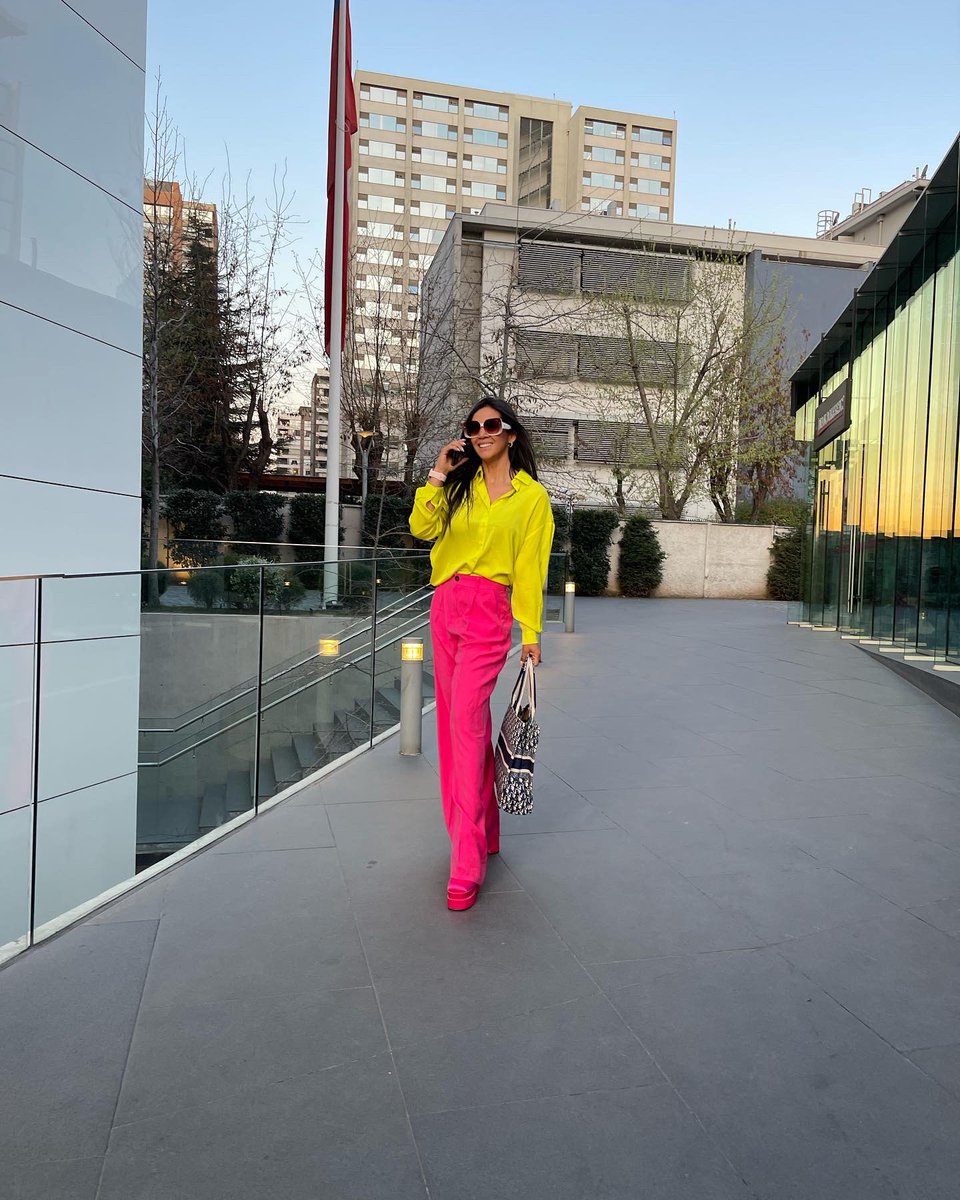 Los líderes no obligan a las personas a
Seguirlos,Los invitan a un
Viaje.
El liderazgo se basa en
Inspiración, no dominación;
Sobre la cooperación, no la intimidación.

El liderazgo es una acción y
¡No es una posición!