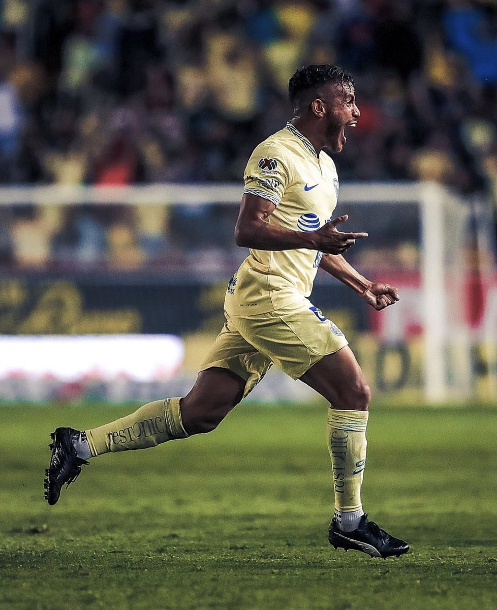 jona2santos's tweet photo. Momento soñado en un día histórico para el club. Mi primer gol con el club de mis amores. Gol que va dedicado hasta el cielo. Te amo, PAPA 🤍🕊 https://t.co/yFN6fpnbqH