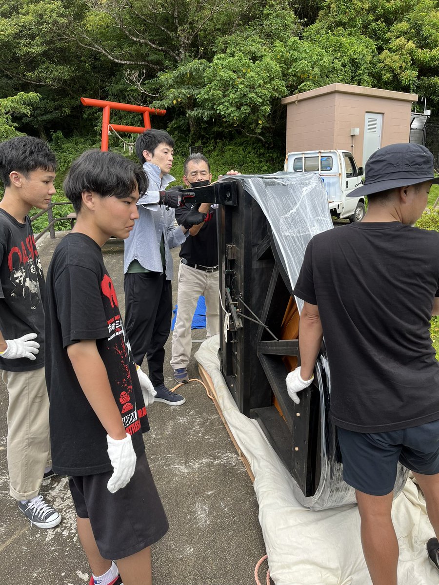 murufeelAMAMI's tweet photo. #村松健 さんの #うとぅぬうしゃぎむん が今日 #湯湾岳 であります。
湯湾岳駐車場にグランドピアノ!
ワンもちょっと出させていただきます。
雨は降りません🤣
#グランドピアノ
#奄美大島
#宇検村
#apulse
#新元一文
#ムルフィール https://t.co/4p5m5r0lvm