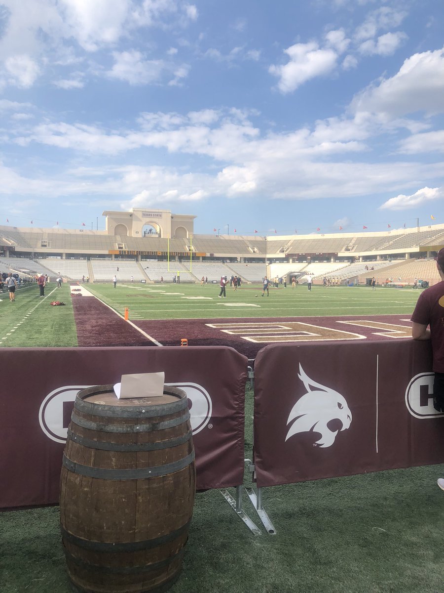 Had a great time tonight in San Marcos watching <a href="/TXSTATEFOOTBALL/">Texas State Football</a> home opener!! Huge thanks to @CoachFlemTXST and <a href="/dru_sawyer/">dru sawyer</a> for an awesome experience, hope to be back soon!
