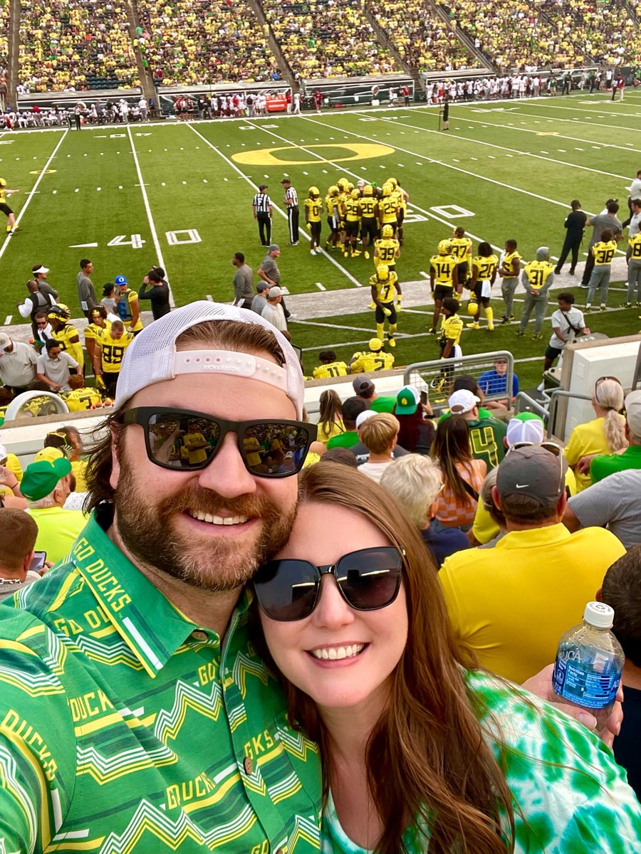 chelseafullmer's tweet photo. We back, baby 💚💛 ⁦@GoDucks⁩ ⁦@oregonfootball⁩ https://t.co/ogvCxTx09J
