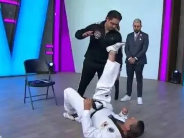 TWoyote's tweet photo. @mmagonewild In México is a cultural thing. Here is a 68 years old showing the #LiverKick , @IreneAldana_ is just making an "Homenaje" in the Hispanic month 
#UFC278 https://t.co/NUGtks2cae