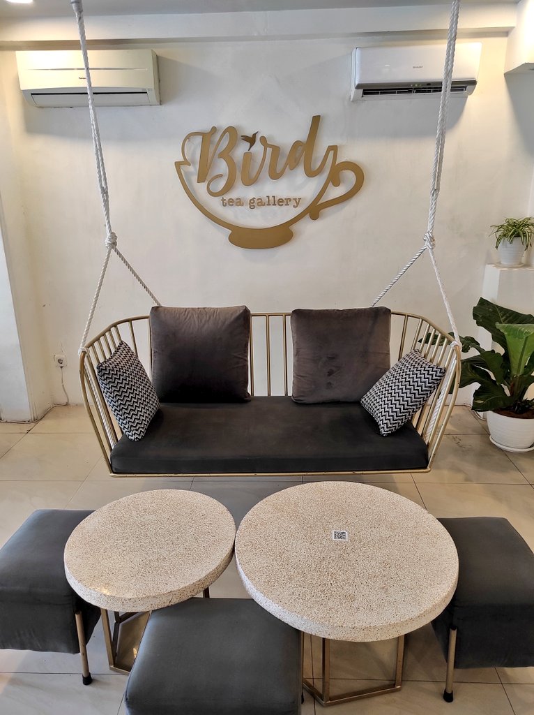 Widino's tweet photo. Edan dong di Malang ada artisan tea house yg speciality-nya macem2 campuran teh sama buah2an. Ada yg pake strawberry, nanas, manggo, berries, banana, hazelnut. Rasa buahnya pas di extract tuh berasa bgt bukan cuma aroma doang. 

Tempatnya pun cozy bgt. Wajib dicoba kalo ke Malang https://t.co/8zXt3GqdqZ