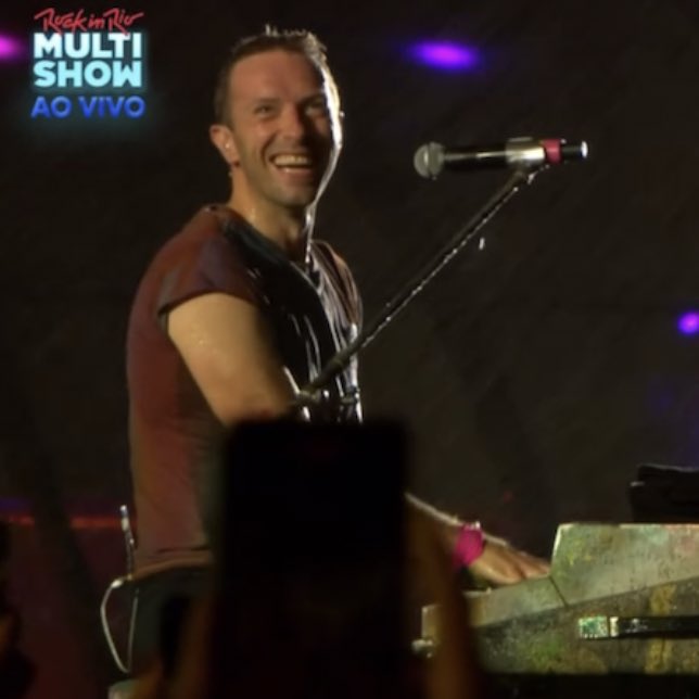 crisayonara's tweet photo. eu não aguento o chris martin agradecendo o público o tempo todo 🥰🥰🥰🥰🥰🥰🥰🥰🥰🥰🥰🥰 https://t.co/yv1O65m0CF