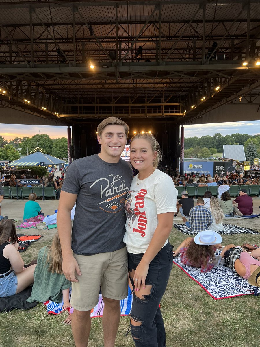 Bwtaylor39's tweet photo. Jon Pardi is the 🐐 @JonPardi https://t.co/d2ft0kkrbg