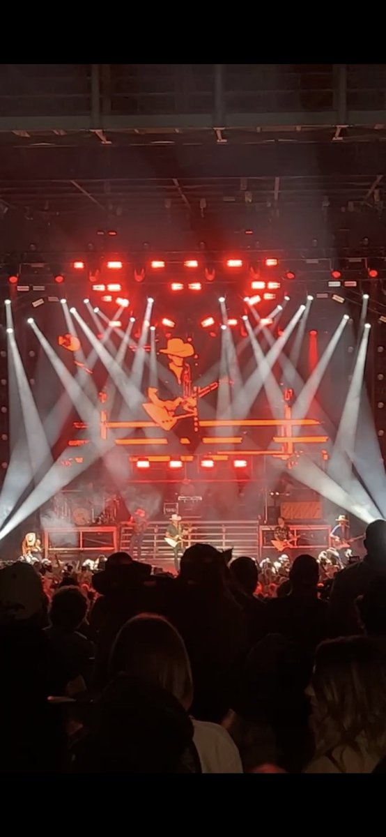 Bwtaylor39's tweet photo. Jon Pardi is the 🐐 @JonPardi https://t.co/d2ft0kkrbg