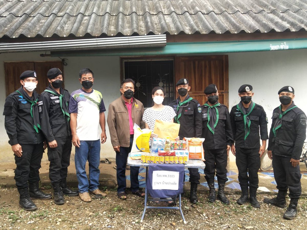 cav3regt's tweet photo. "มอบถุงยังชีพ ช่วยเหลือประชาชน"
กองร้อยทหารพรานที่ 3103 หน่วยเฉพาะกิจกรมทหารพรานที่ 31 เข้ามอบถุงยังชีพให้ประชาชน ได้รับผลกระทบจากเหตุอุทกภัยในห้วงที่ผ่านมา รวมถึงผู้ป่วยติดเตียง และผู้พิการ  ณ บ้านปางหัด หมู่ 2 ตำบลปอ อำเภอเวียงแก่น จังหวัดเชียงราย https://t.co/2cp9YCOk7p